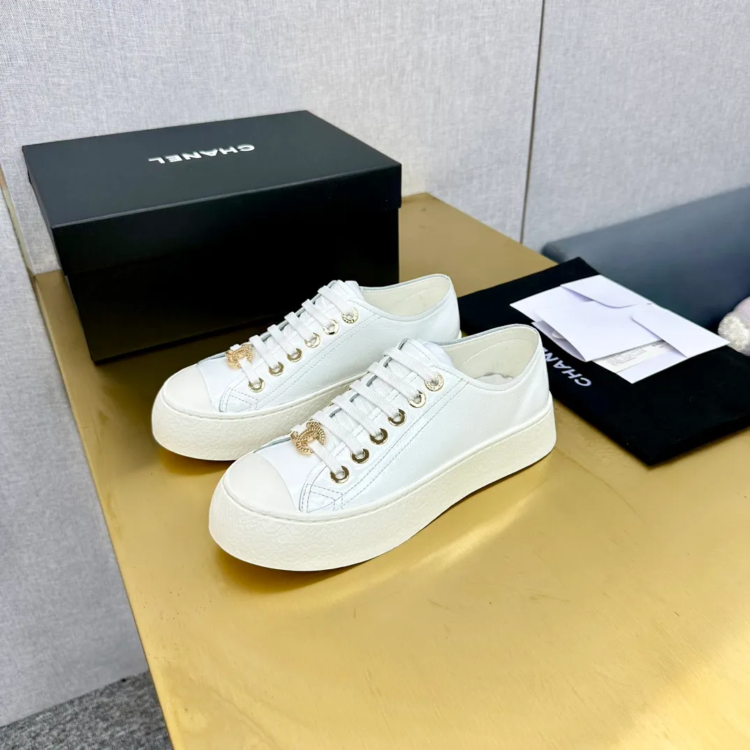 P440👟👟 Top version, original quality! ! ! Chanel Chanel - 2024 biscuit shoes, the top casual sports shoes in the counter, this classic design; the upper is electro-embroidered with a variety of craftsmanship; the outsole is fashionable and sporty; the unusual inclusion of a variety of color elements... The diversified mix and match is very good-looking and versatile, casual, fashionable, sports and outdoor can be taken into account... ꫛꫀꪝ Go➫ Material: ❶Upper made of: original first-layer cowhide ❷Inside made of: sheepskin ❸Outsole is based on: original TPU combination outsole, full set of boutique packaging for women 35–40